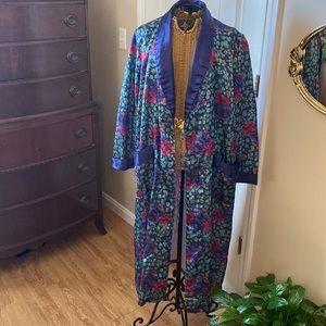 Beautiful vintage duster with puff sleeves and slight shoulder pads